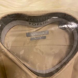 Men’s fitted dress shirt